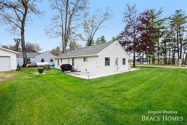 1653 S Beech Avenue, White Cloud, MI 49349