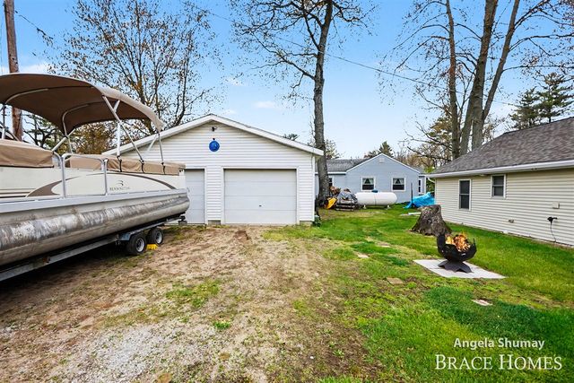 1653 S Beech Avenue, White Cloud, MI 49349