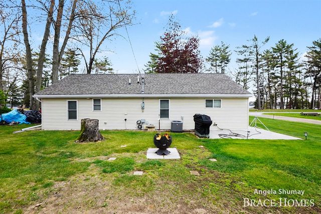 1653 S Beech Avenue, White Cloud, MI 49349