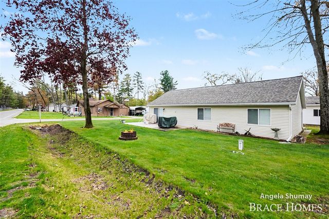 1653 S Beech Avenue, White Cloud, MI 49349