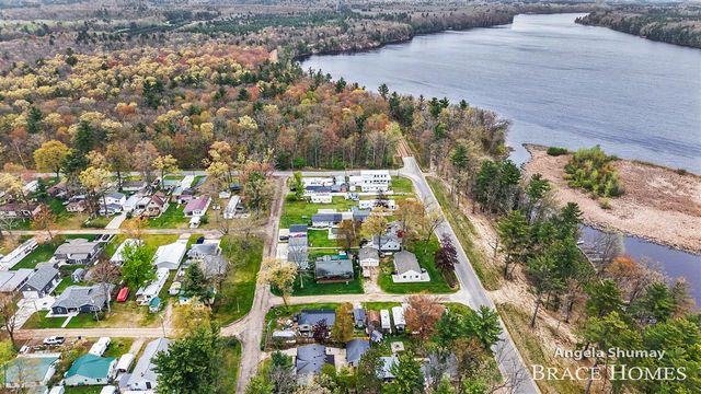 1653 S Beech Avenue, White Cloud, MI 49349