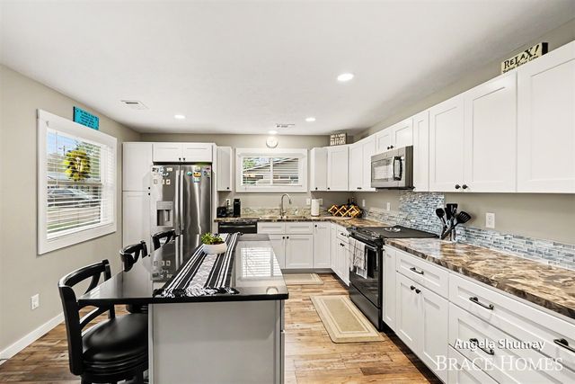 1653 S Beech Avenue, White Cloud, MI 49349