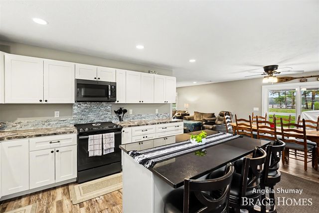 1653 S Beech Avenue, White Cloud, MI 49349