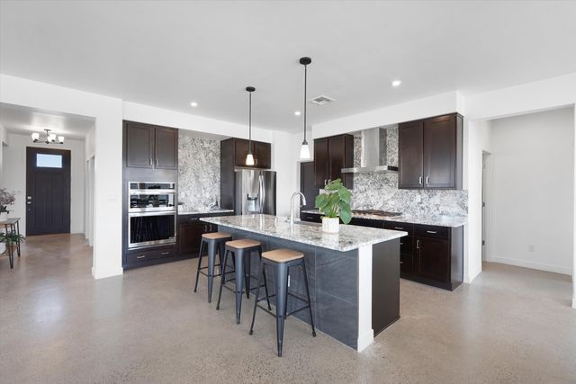 609 2nd Street NE, Rio Rancho, NM 87124