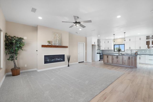609 2nd Street NE, Rio Rancho, NM 87124