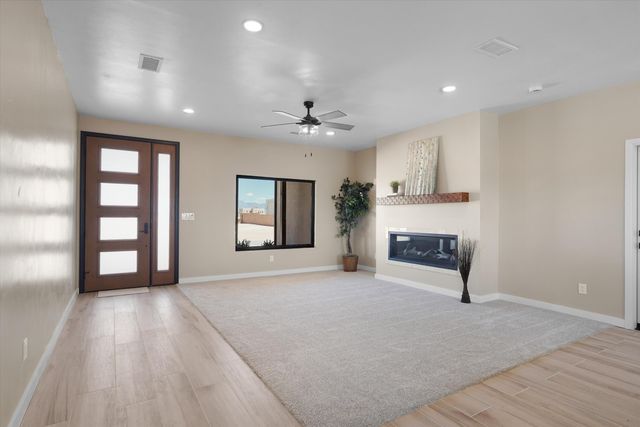 609 2nd Street NE, Rio Rancho, NM 87124