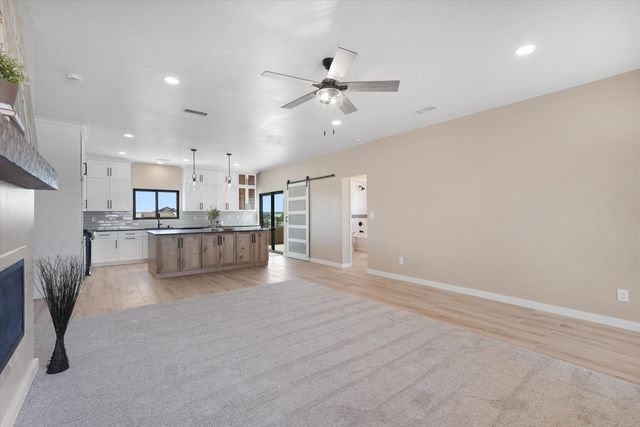 609 2nd Street NE, Rio Rancho, NM 87124