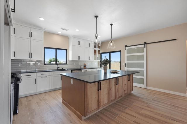 609 2nd Street NE, Rio Rancho, NM 87124