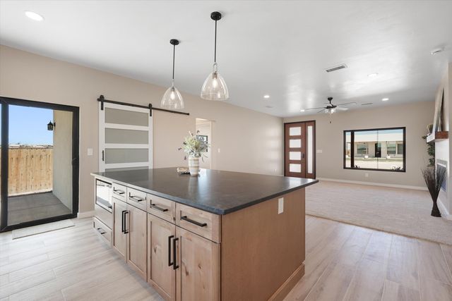 609 2nd Street NE, Rio Rancho, NM 87124