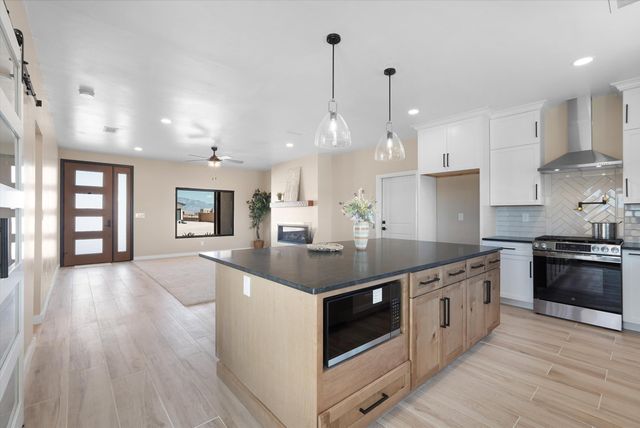 609 2nd Street NE, Rio Rancho, NM 87124