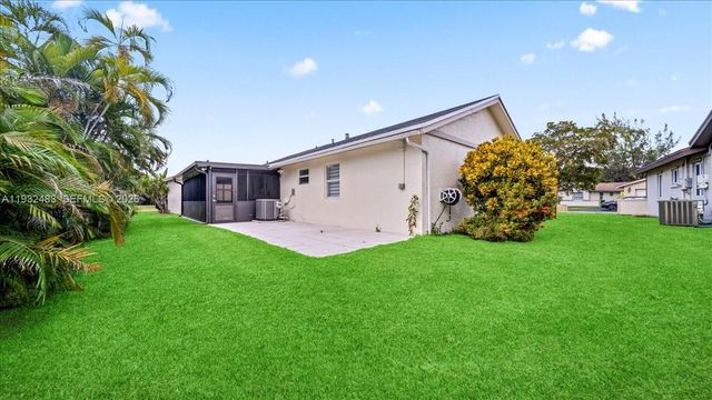 2279 Nova Village Dr, Davie, FL 33317