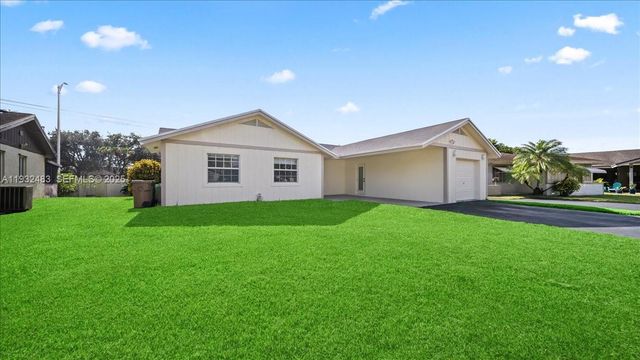 2279 Nova Village Dr, Davie, FL 33317