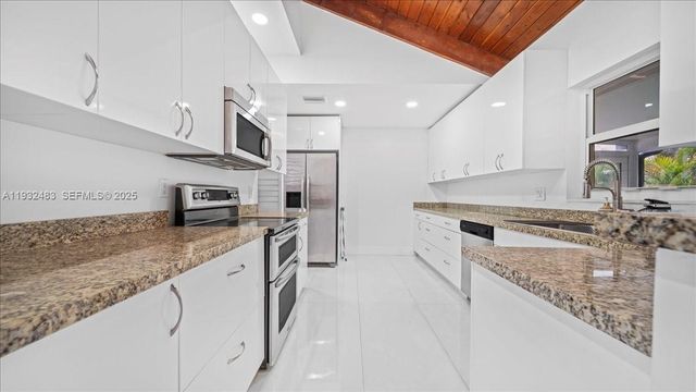 2279 Nova Village Dr, Davie, FL 33317