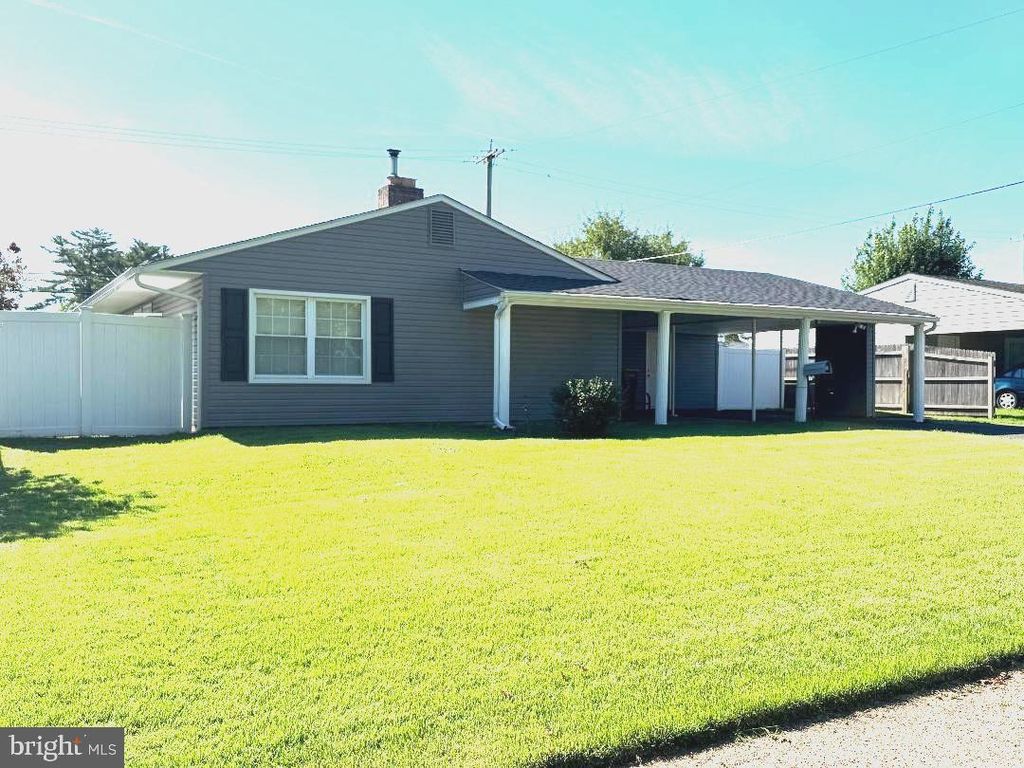 36 FOREST LANE, LEVITTOWN, PA 19055 — exterior