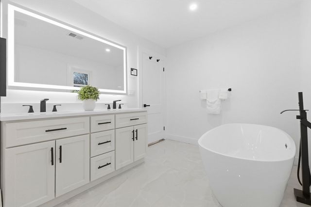 1806 Beacon St, Newton, MA 02468