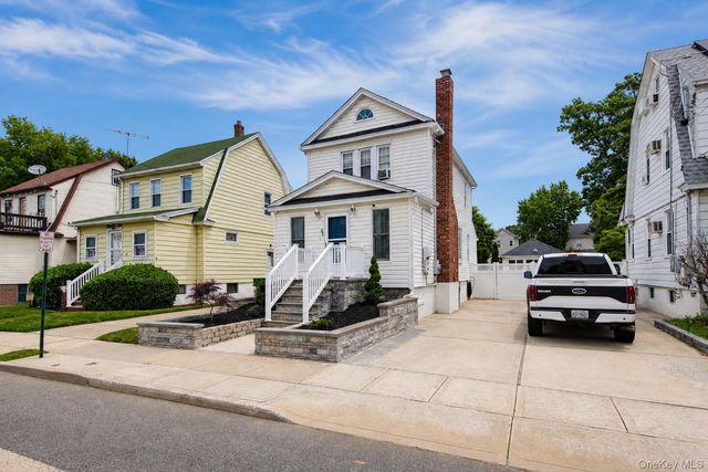 27 Avondale Street, Valley Stream, NY 11581