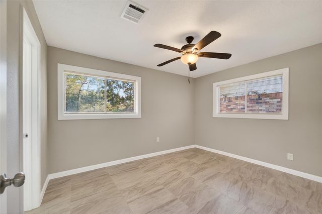 7814 Pin Oak Road, Alvin, TX 77511