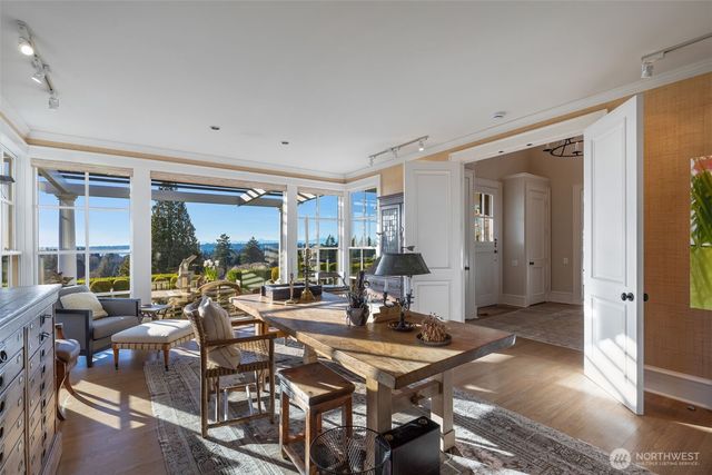 9400 Vineyard Crest, Bellevue, WA 98004