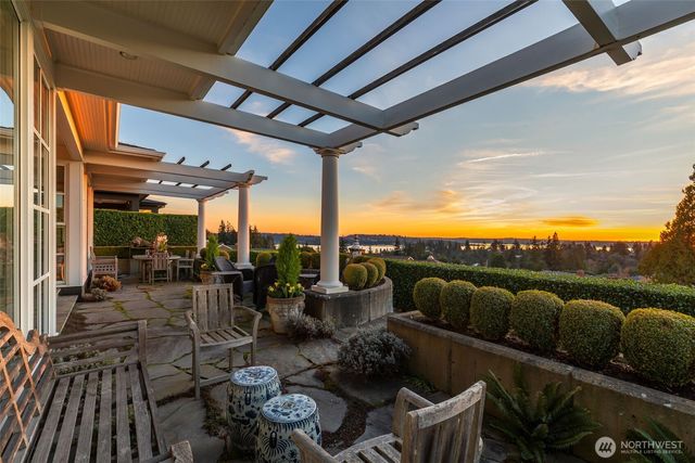 9400 Vineyard Crest, Bellevue, WA 98004