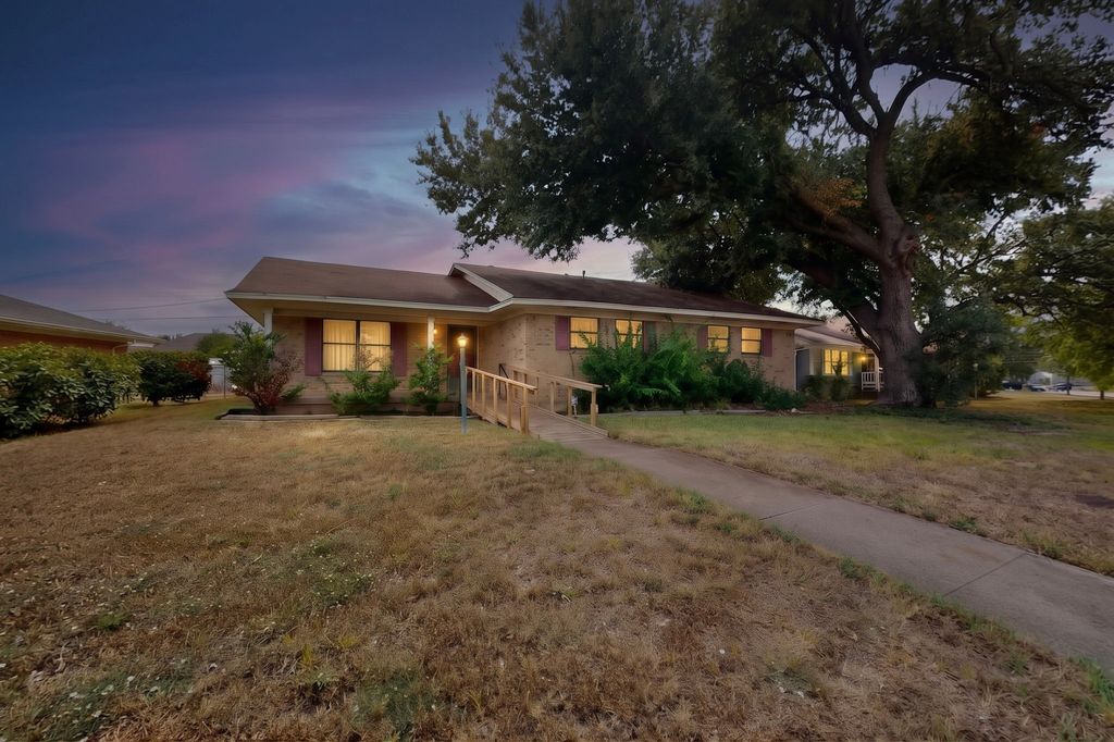 2616 Mossglen Drive, Dallas, TX 75227