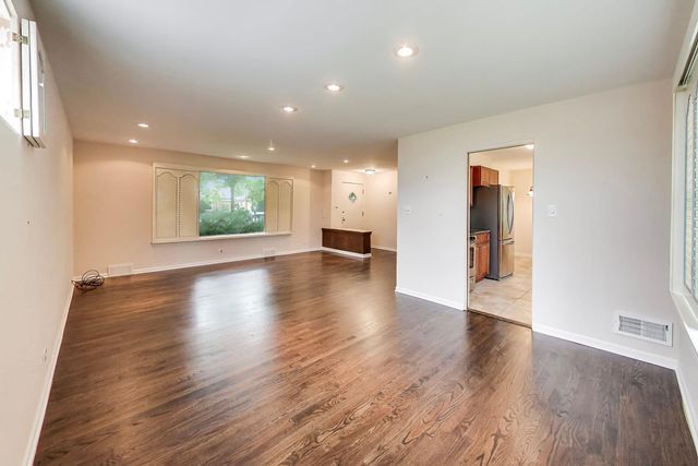 8425 Lawndale Avenue, Skokie, IL 60076