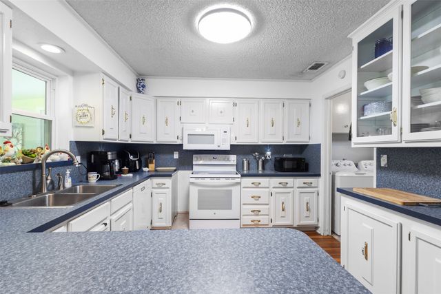 1624 Lands End Street, Granbury, TX 76048