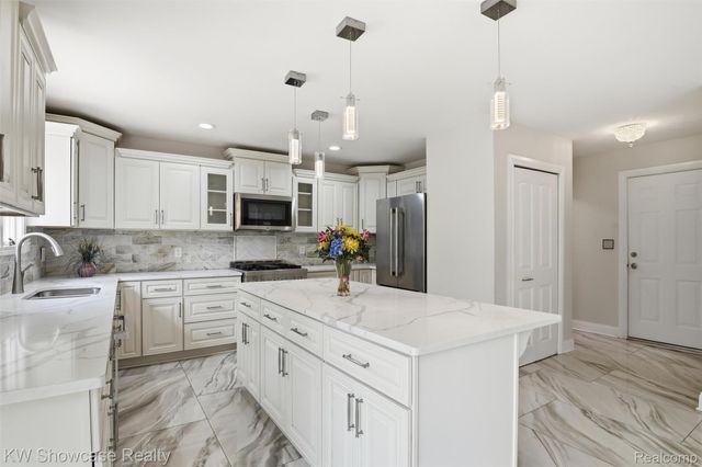 3345 E Commerce Road, Commerce Charter Township, MI 48382