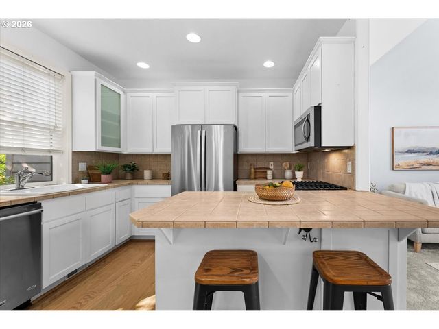 2352 Nw BREWER Ln, Portland, OR 97229
