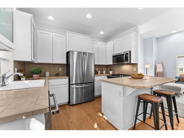 2352 Nw BREWER Ln, Portland, OR 97229