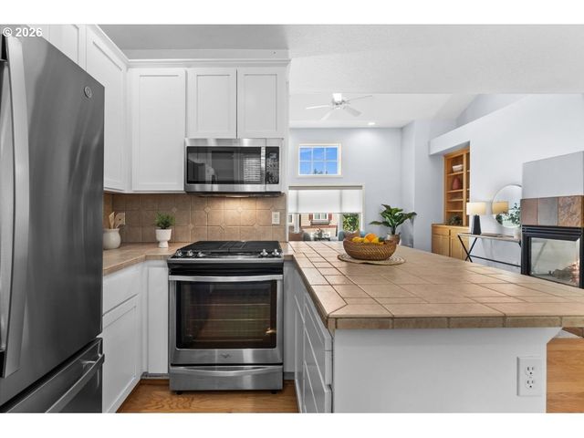 2352 Nw BREWER Ln, Portland, OR 97229