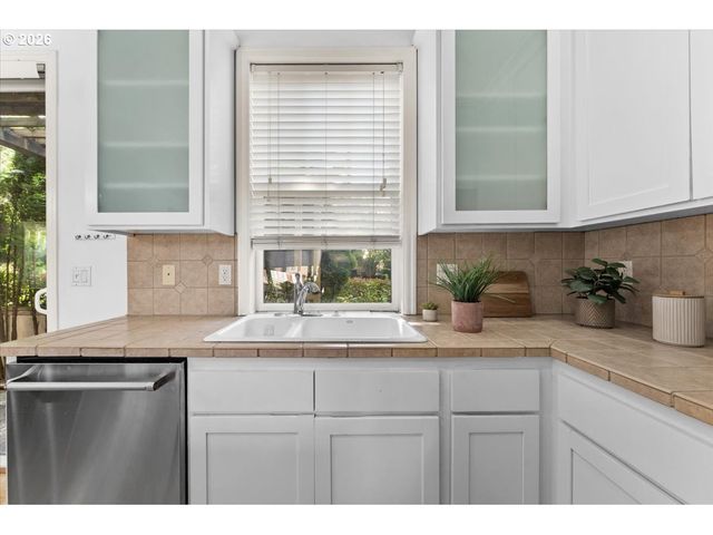 2352 Nw BREWER Ln, Portland, OR 97229