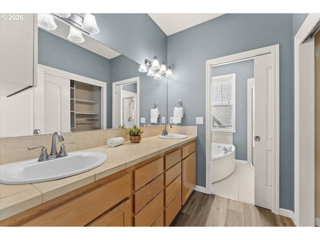 2352 Nw BREWER Ln, Portland, OR 97229