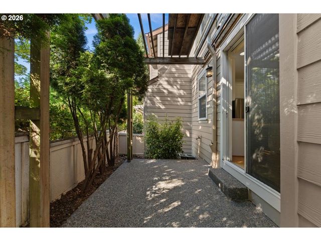 2352 Nw BREWER Ln, Portland, OR 97229
