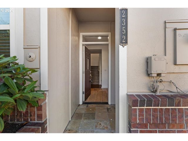 2352 Nw BREWER Ln, Portland, OR 97229