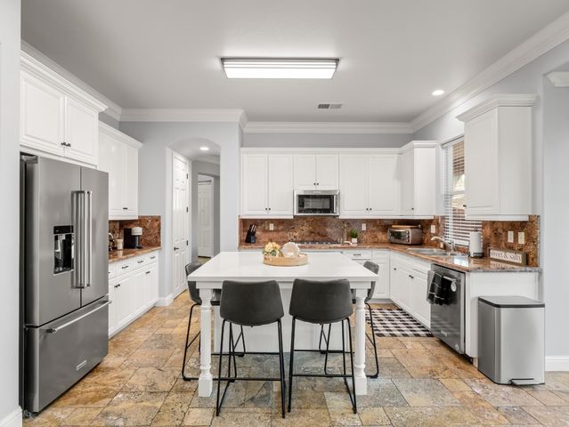 1152 Lester Avenue, Clovis, CA 93619