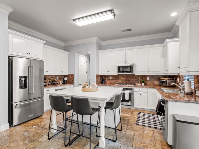 1152 Lester Avenue, Clovis, CA 93619