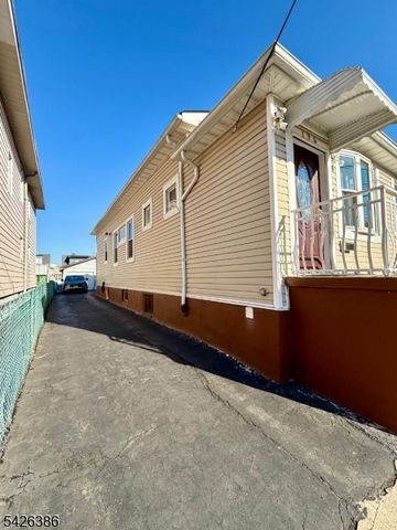 195 Maple St, Kearny Town, NJ 07032