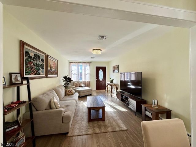 195 Maple St, Kearny Town, NJ 07032