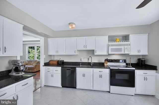 25 IROQUOIS DR, Royersford, PA 19468