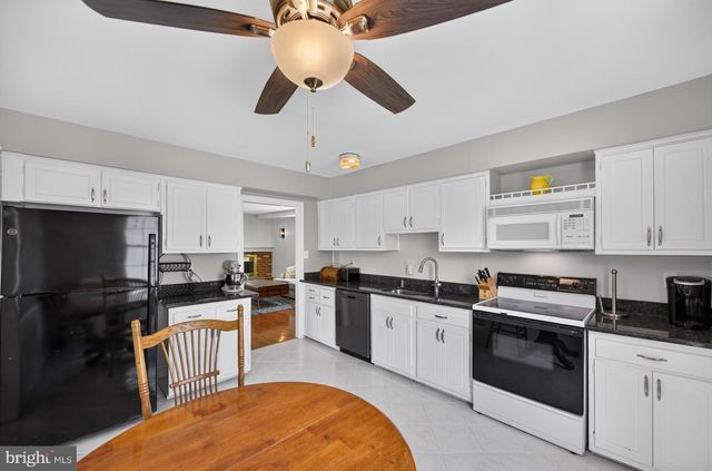 25 IROQUOIS DR, Royersford, PA 19468