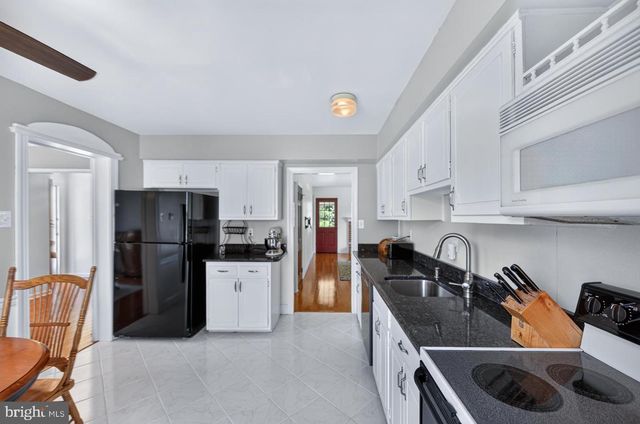 25 IROQUOIS DR, Royersford, PA 19468