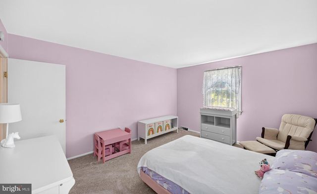 25 IROQUOIS DR, Royersford, PA 19468