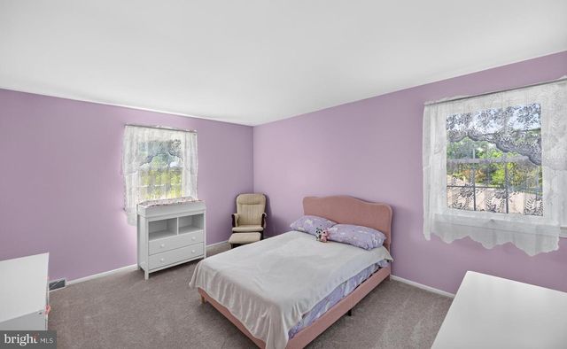 25 IROQUOIS DR, Royersford, PA 19468