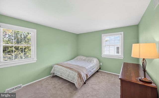 25 IROQUOIS DR, Royersford, PA 19468