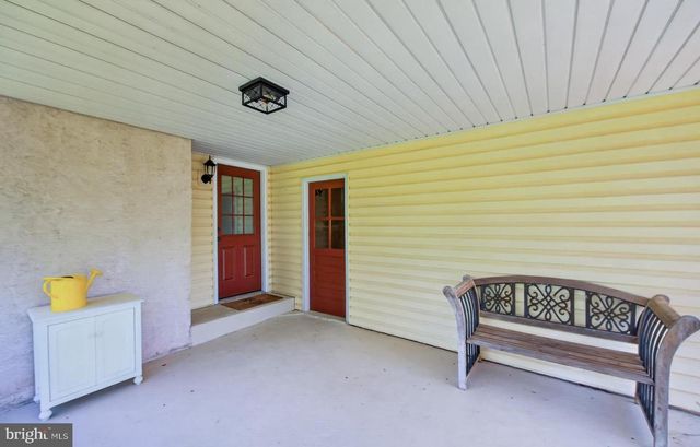 25 IROQUOIS DR, Royersford, PA 19468