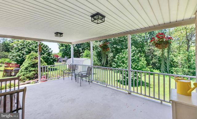 25 IROQUOIS DR, Royersford, PA 19468