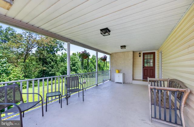 25 IROQUOIS DR, Royersford, PA 19468