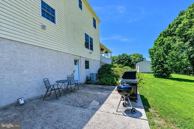 25 IROQUOIS DR, Royersford, PA 19468