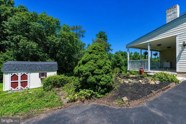 25 IROQUOIS DR, Royersford, PA 19468