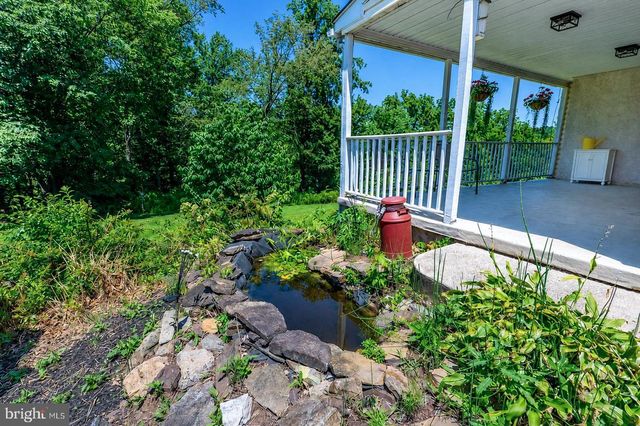 25 IROQUOIS DR, Royersford, PA 19468